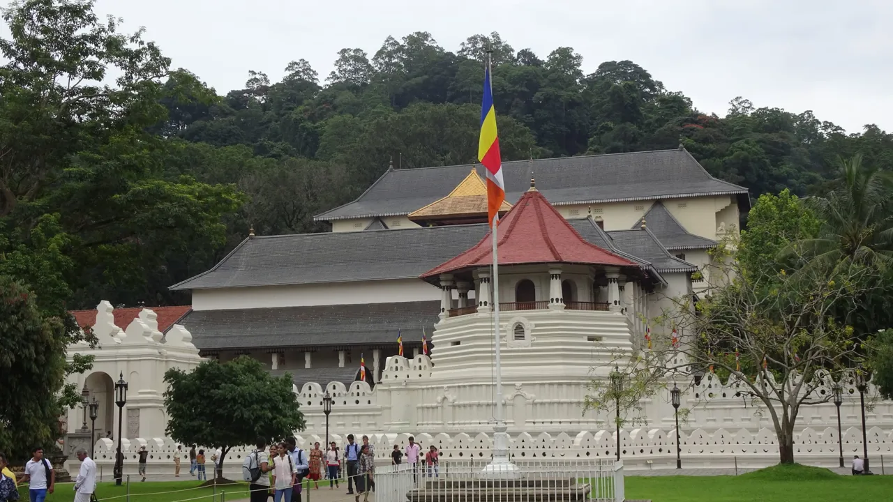 I Kandy besøger vi Tandens Tempel, Sri Lankas helligste sted. Foto Laura Lyhne Christensen