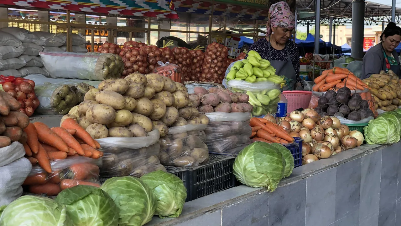 Udvalget af friske grøntsager er imponerende i Siyab basaren i Samarkand. Foto Anja Schmidt