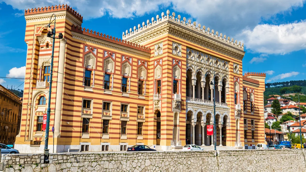 Sarajevo City Hall udefra. Foto Viktors Farmor