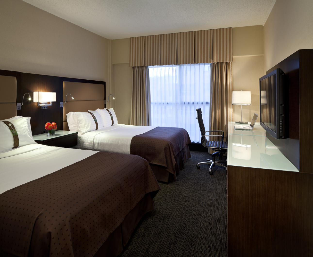 Et moderne hotel midt i Vancouver, hvor vi bor i gåafstand til både Yaletown, Robson Street og havnepromenaden. 