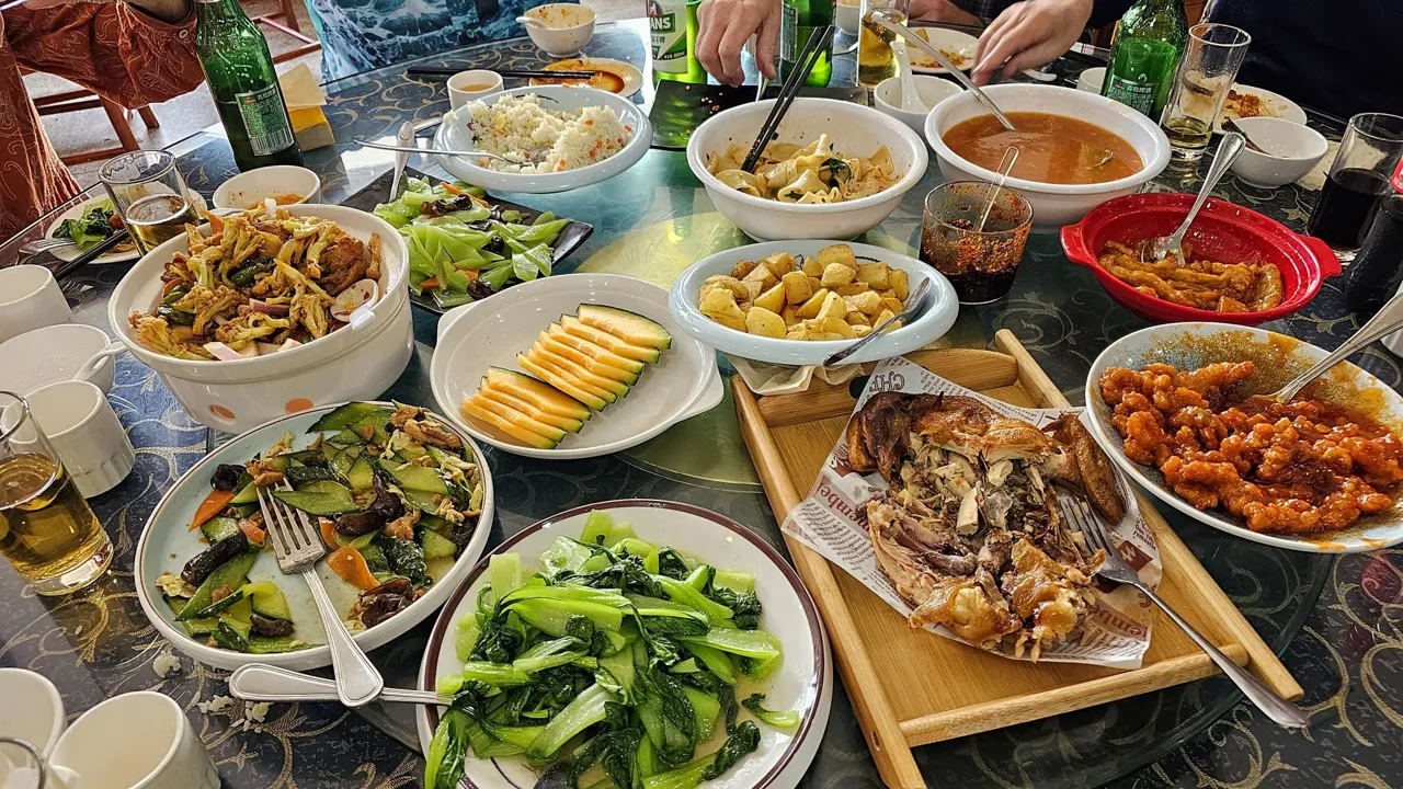 Et typisk kinesisk måltid hvor man deles om de lækre retter. Foto Carsten Lorentzen