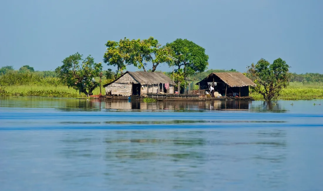På Tonle Sap søen bor de lokale i flydende huse. Foto Viktors Farmor