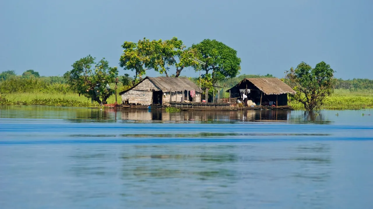 På Tonle Sap søen bor de lokale i flydende huse. Foto Viktors Farmor
