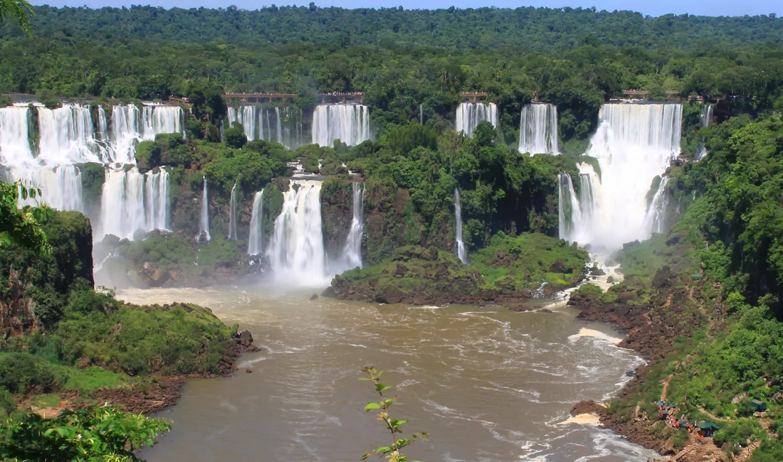 Bliv betaget af naturens rå kræfter ved det imponerende vandfald Iguazú - her set fra den argentinske side. Foto Claus Bech