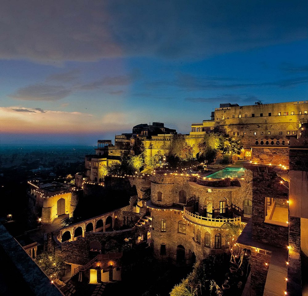 Neemrana Fort-Palace er et hotel beliggende i den historiske by Alwar i Indien. 