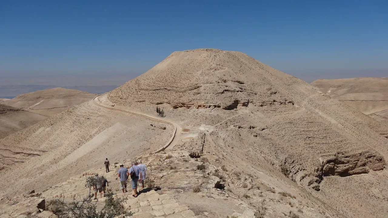 I Mukawir vandrer vi op til resterne af fortet Machaerus, der blev bygget af Herodes den Store. Foto Ruth Hansen