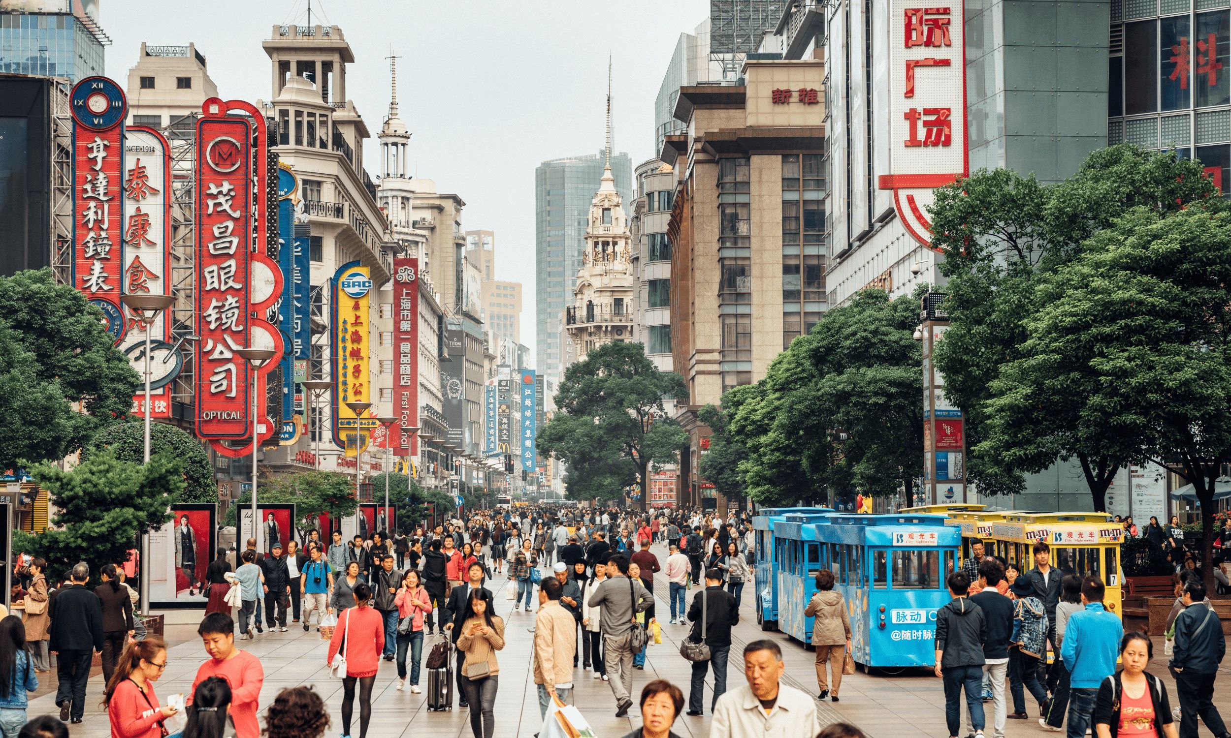Shanghais livlige handelsstrøg, charmerende sporvogne og farverige neonskilte. Foto Viktors Farmor