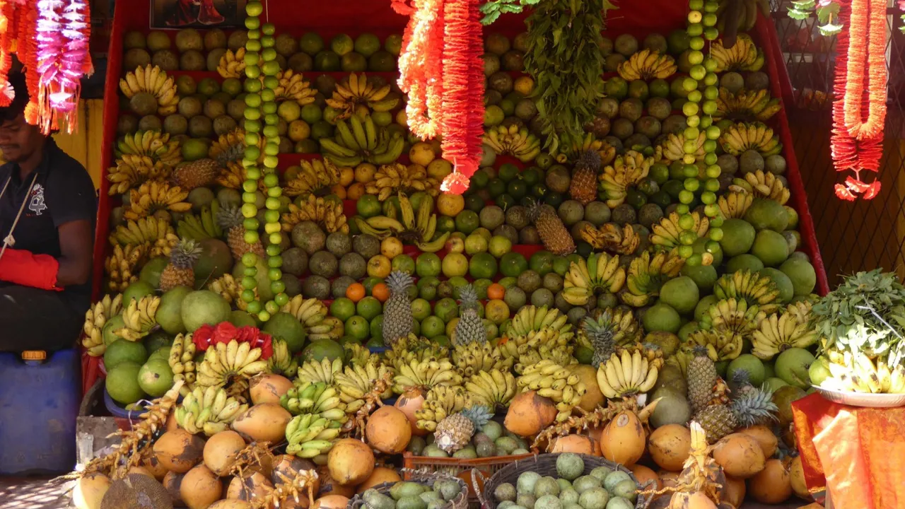 Farverigt marked i landsby. Foto Michael Andersen