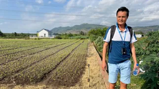 Viktors Farmors rejseleder Tuyen viser rundt i sin landsby i vietnam. Foto af Anders Stoustrup