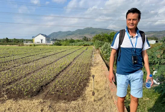 Viktors Farmors rejseleder Tuyen viser rundt i sin landsby i vietnam. Foto af Anders Stoustrup