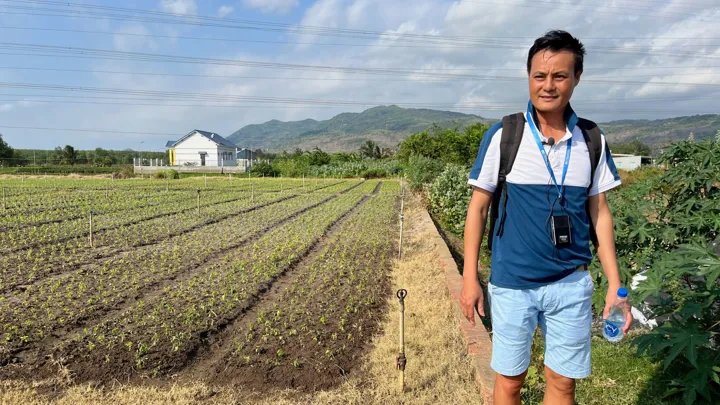 Viktors Farmors rejseleder Tuyen viser rundt i sin landsby i vietnam. Foto af Anders Stoustrup