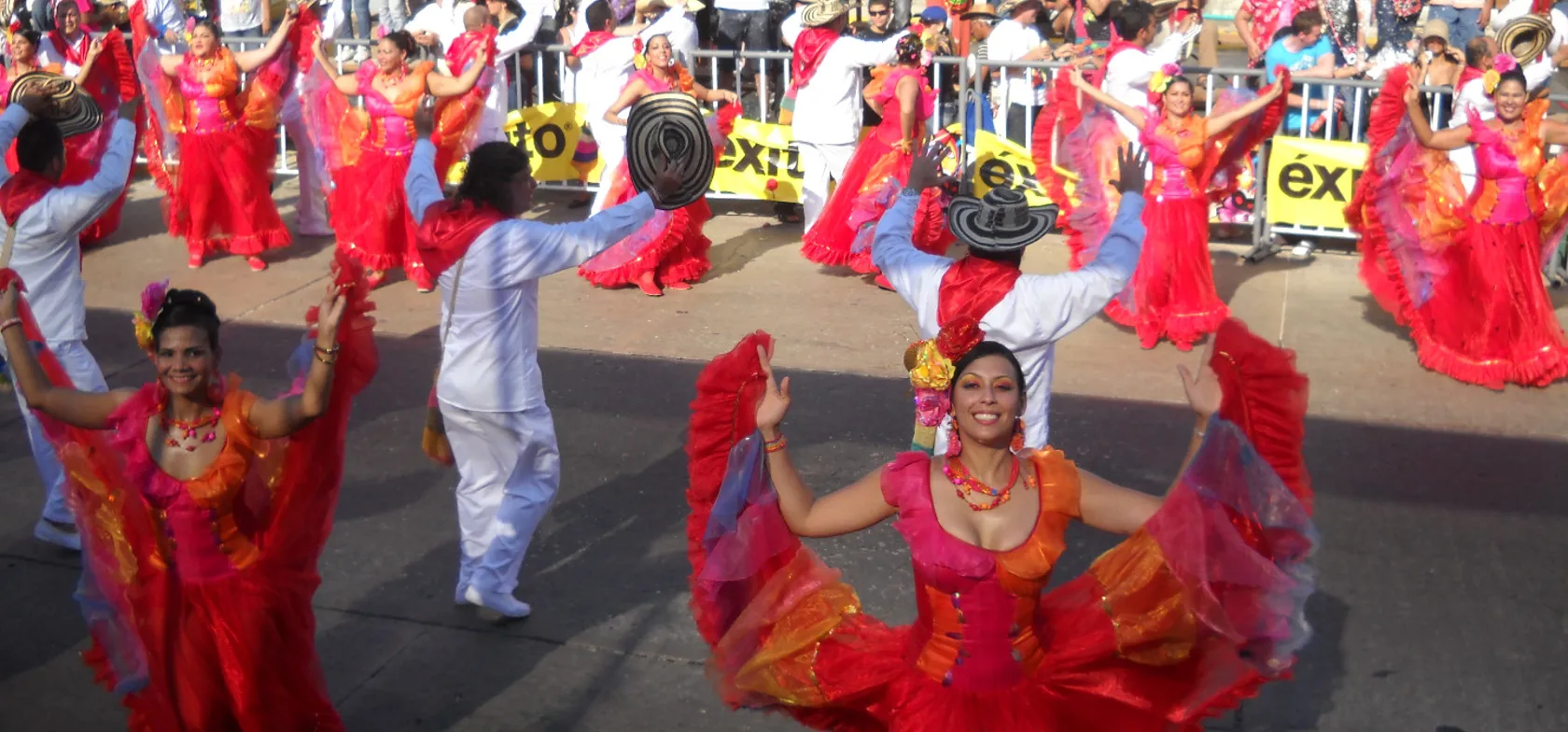 Dansere i procession til karneval i Barranquilla. Viktors Farmors rejser til Colombia.