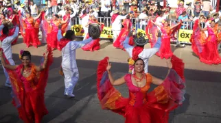 Dansere i procession til karneval i Barranquilla. Viktors Farmors rejser til Colombia.