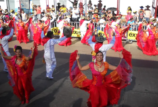 Dansere i procession til karneval i Barranquilla. Viktors Farmors rejser til Colombia.