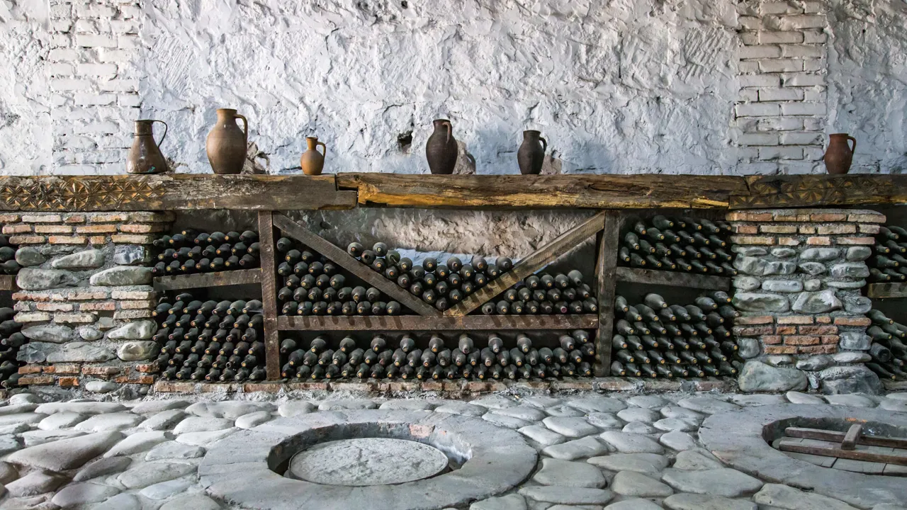 Vi ser de underjordiske lerbeholdere kaldet kvevri, hvor vinen modnes og opbevares. Foto Viktors Farmor