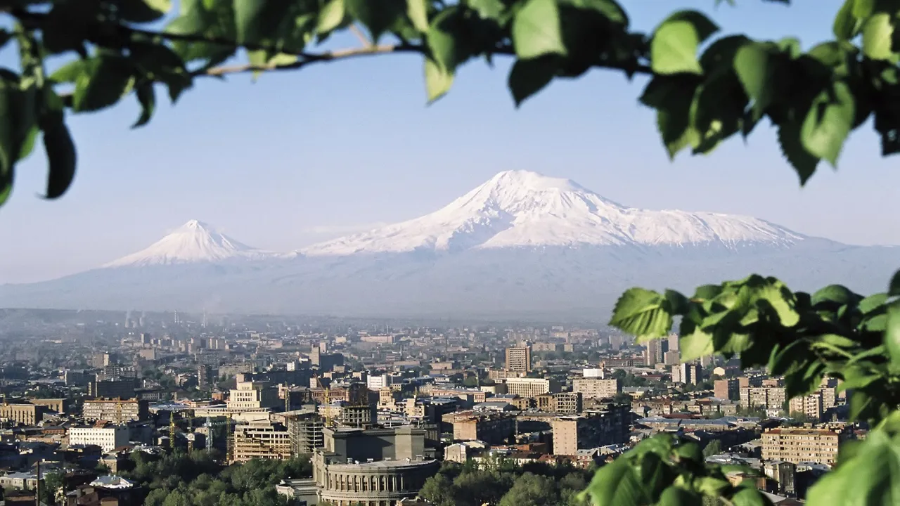 Armeniens hovedstad Yerevan ligger smukt placeret mellem bjerge. Foto Viktors Farmor