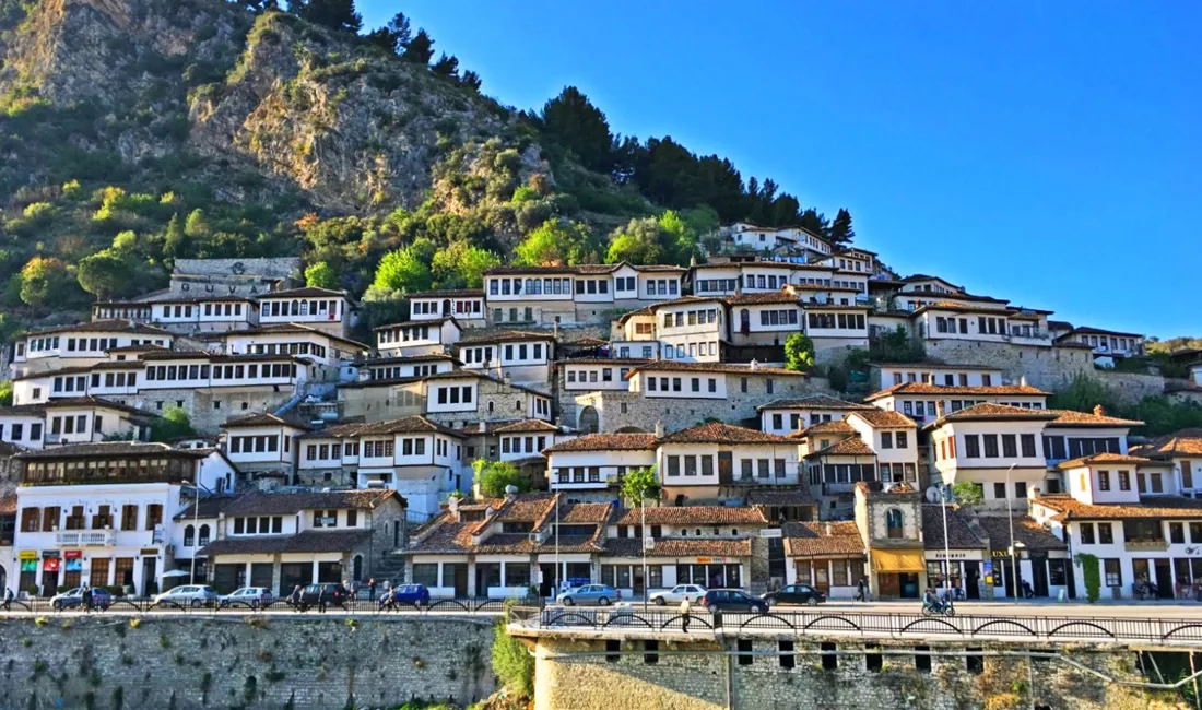 Den smukke by Berat har en umiskendelig osmannisk byggestil. Foto Lise Blom