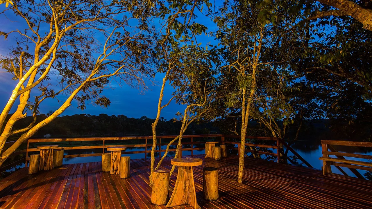 Vi spiser aftensmad på lodgen og lytter efter regnskovens spektakulære lyde. Foto Viktors Farmor