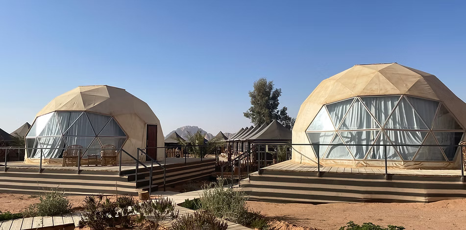 Efter vores off-road tur i Wadi Rums dramatiske ørkenlandskaber overnatter vi i vores camp Hasan Zawaideh. 