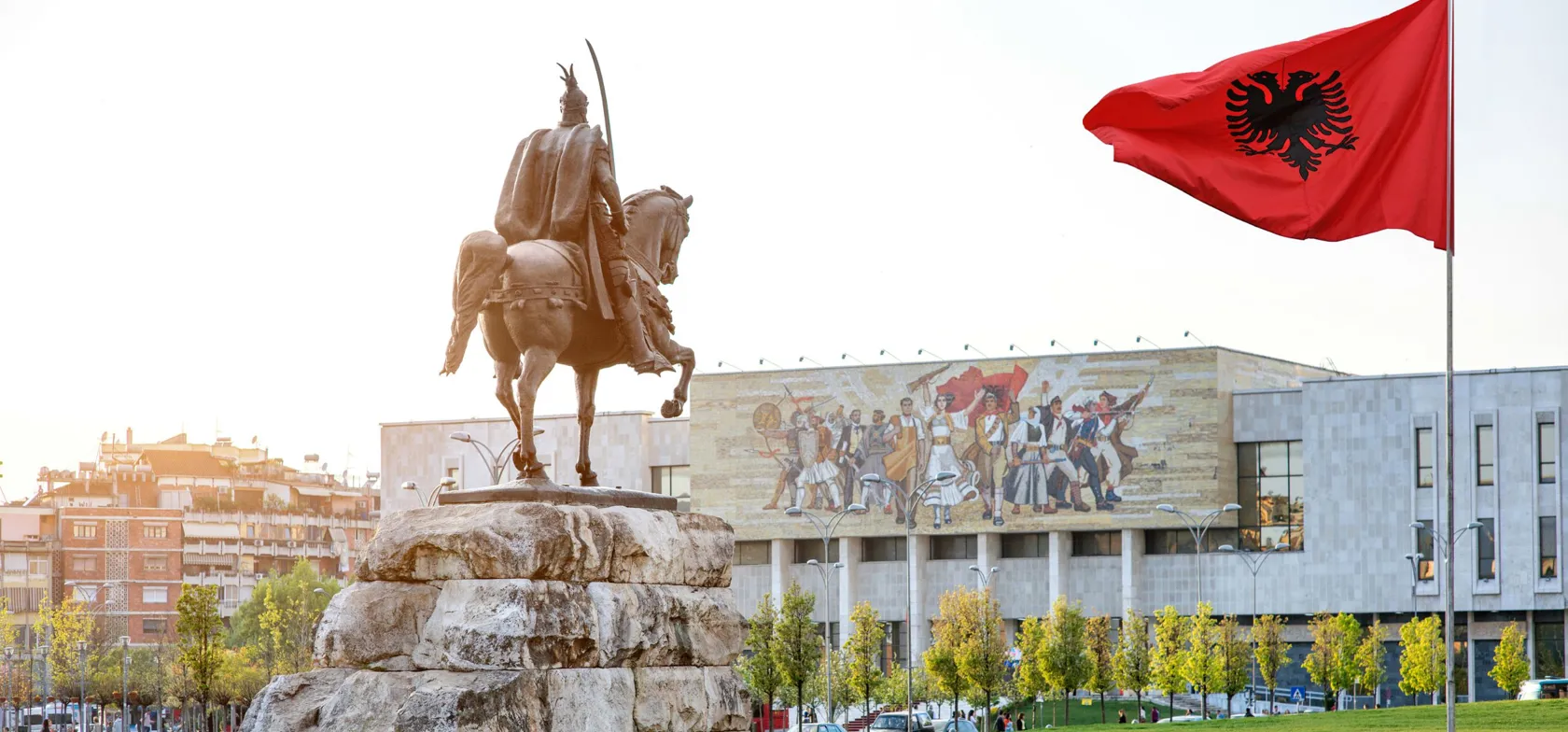 Vi ser naturligvis den historiske Skanderbeg-plads i Tirana. Foto Viktors Farmor