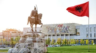 Vi ser naturligvis den historiske Skanderbeg-plads i Tirana. Foto Viktors Farmor