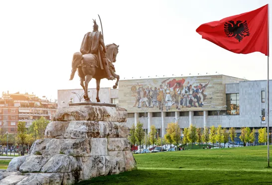 Vi ser naturligvis den historiske Skanderbeg-plads i Tirana. Foto Viktors Farmor