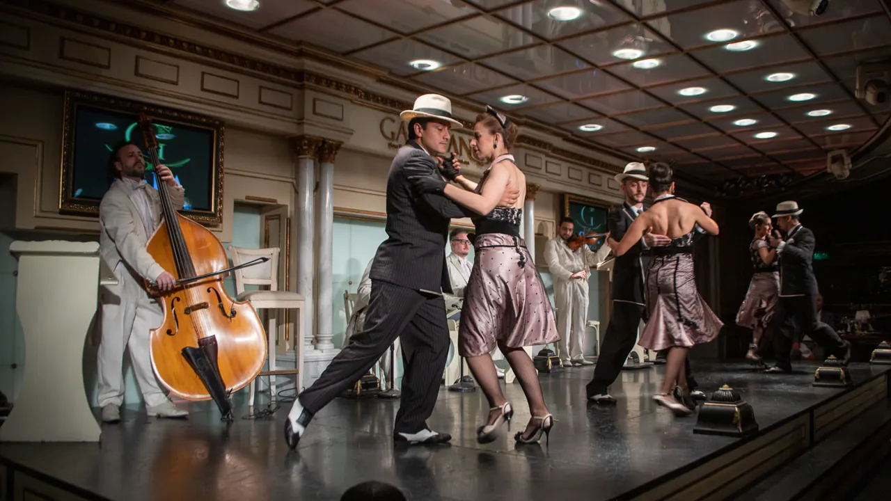 Vi oplever et storslået tango show i Buenos Aires. Foto Verner Rud Nielsen