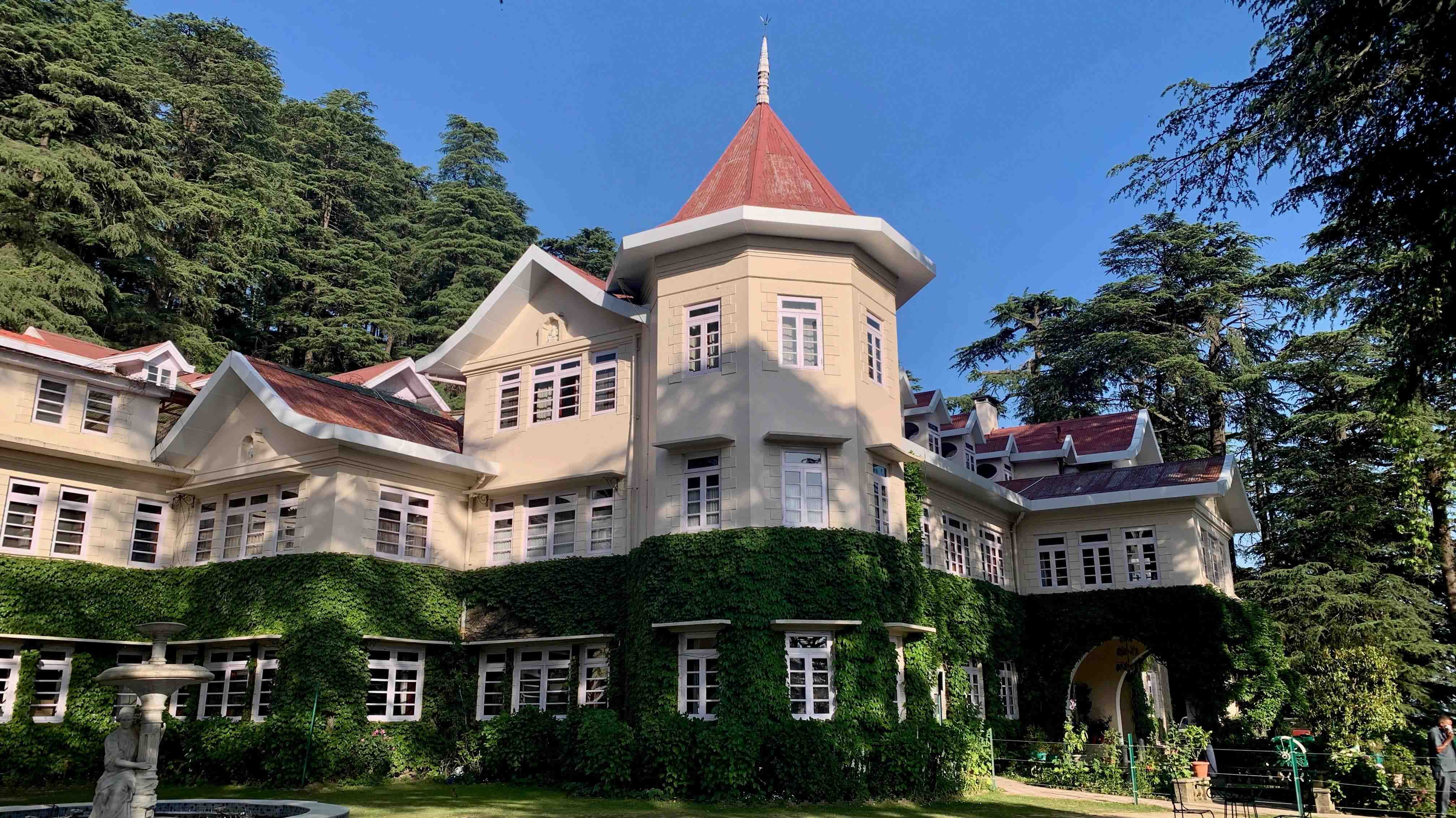 Vi bor på The Suryaa i Delhi  i New Friends Colony i den sydlige del Delhi, som byder på mere ro end midtbyen. 