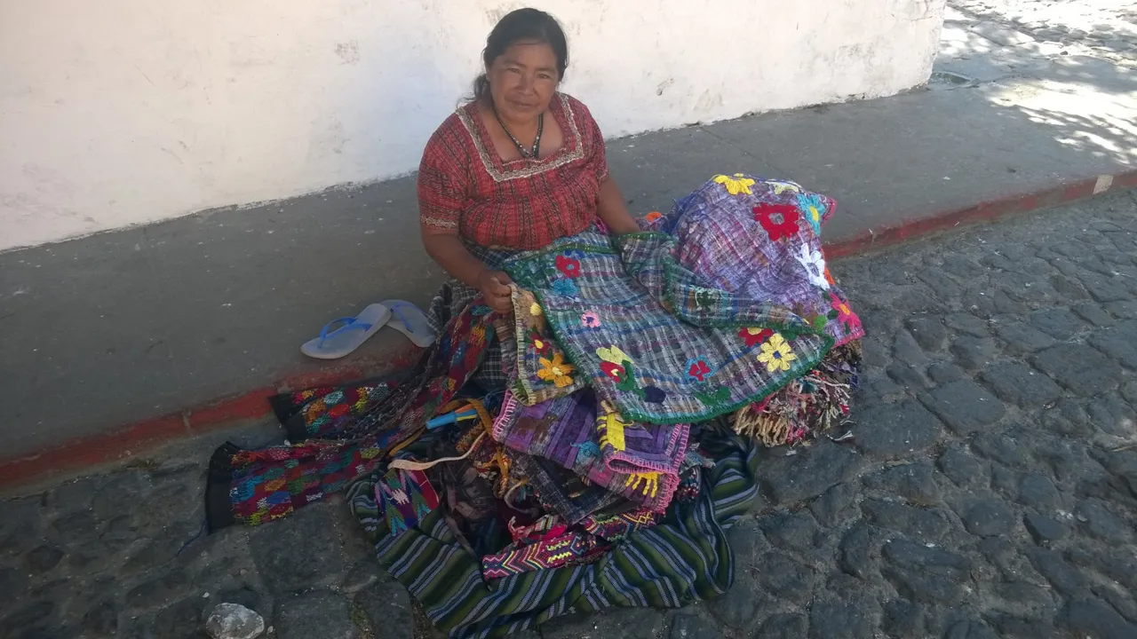Små gadeboder med hjemmelavede tekstiler dukker op overalt. Foto Jens-Arne Sørensen