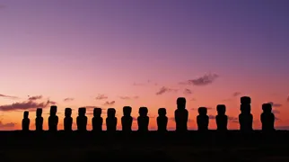 De mystiske moai-statuer sørger for, at man aldrig glemmer Påskeøen. Foto Luis Valiente