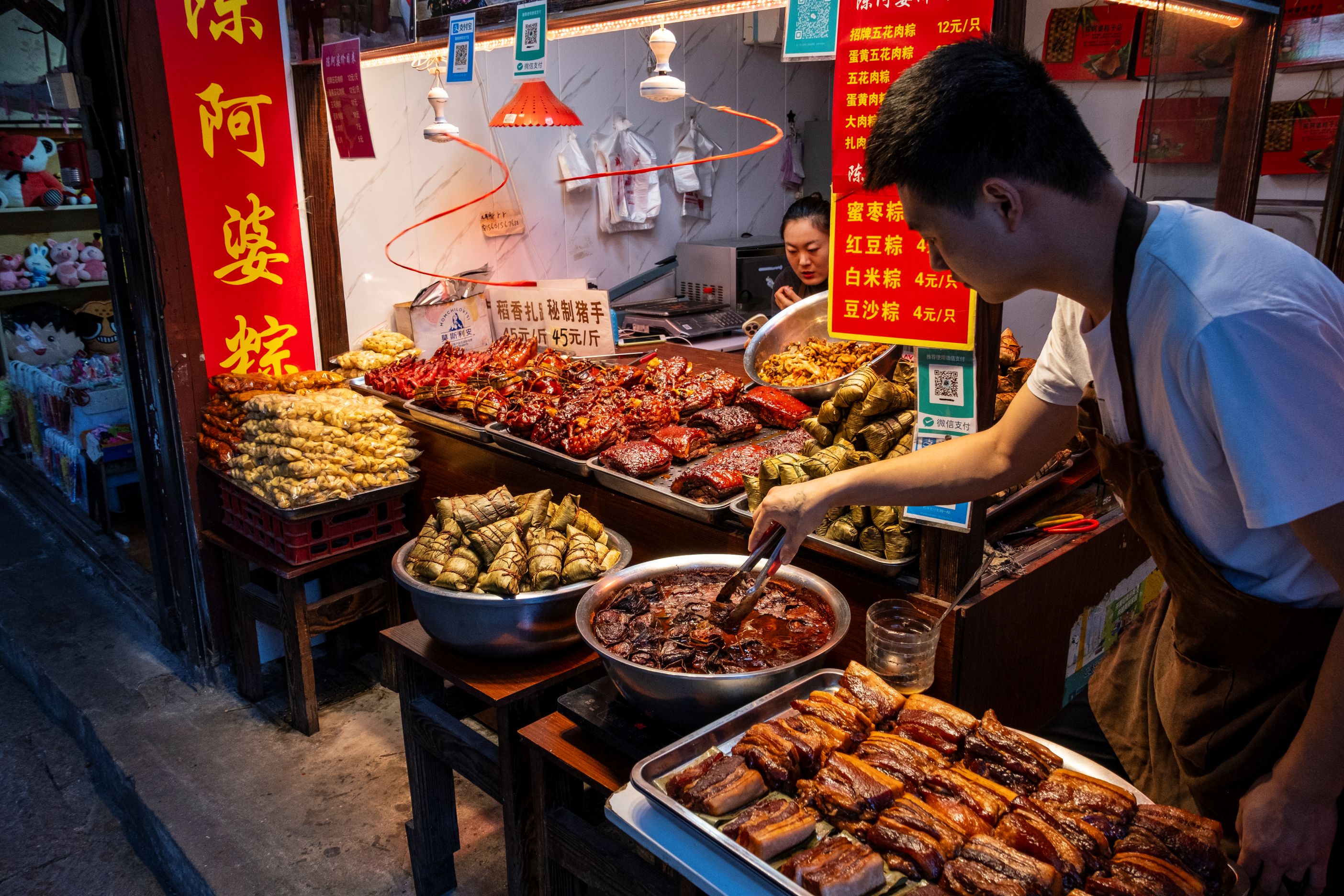 En af de mange lokale streetfood-boder i Shanghai. Foto Carsten Lorenzen