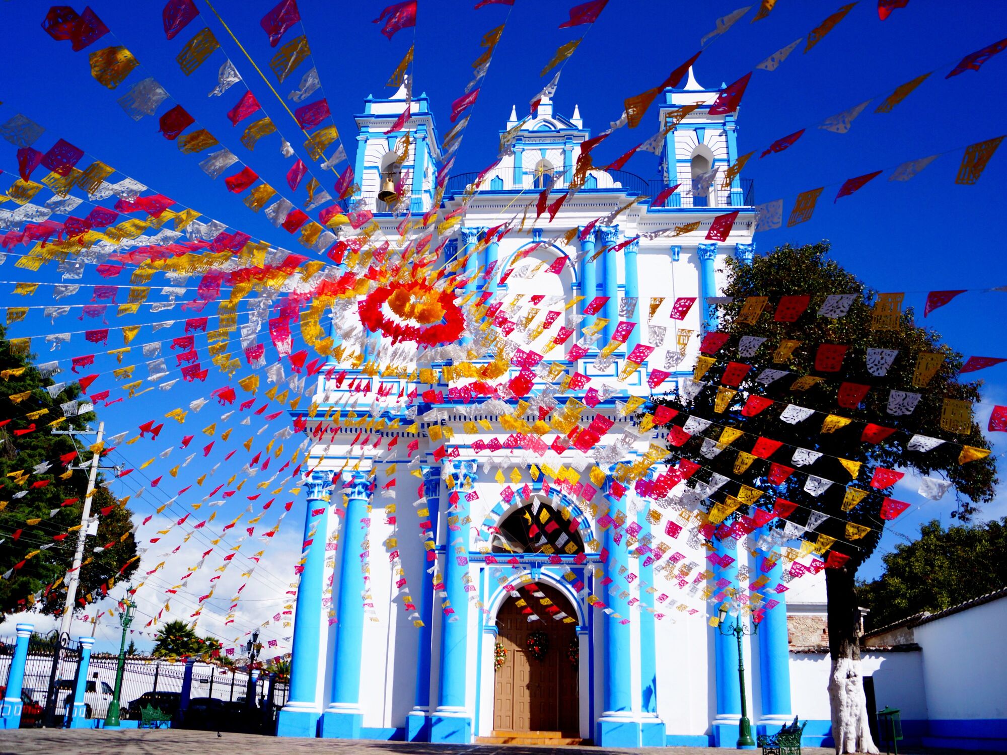 Santa Lucia-kirken i San Cristobal de las Casas er blot en af byens mange farverige kirker. Foto Viktors Farmor