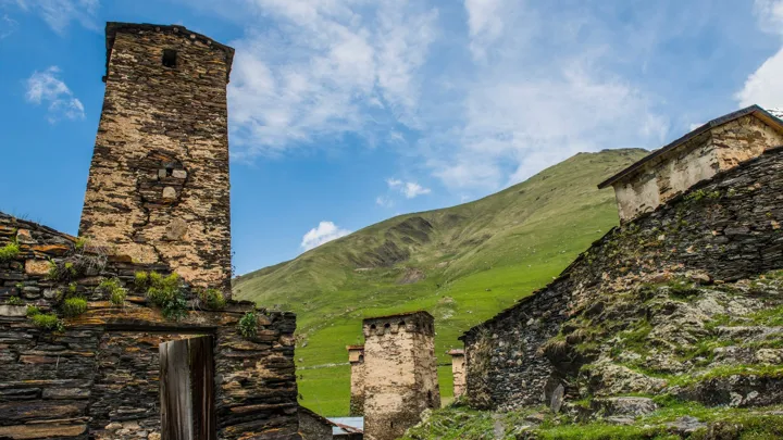Den gamle middelalderby Ushguli i Georgien ligger i et åndeløst skønt landskab. Foto Karin Reif