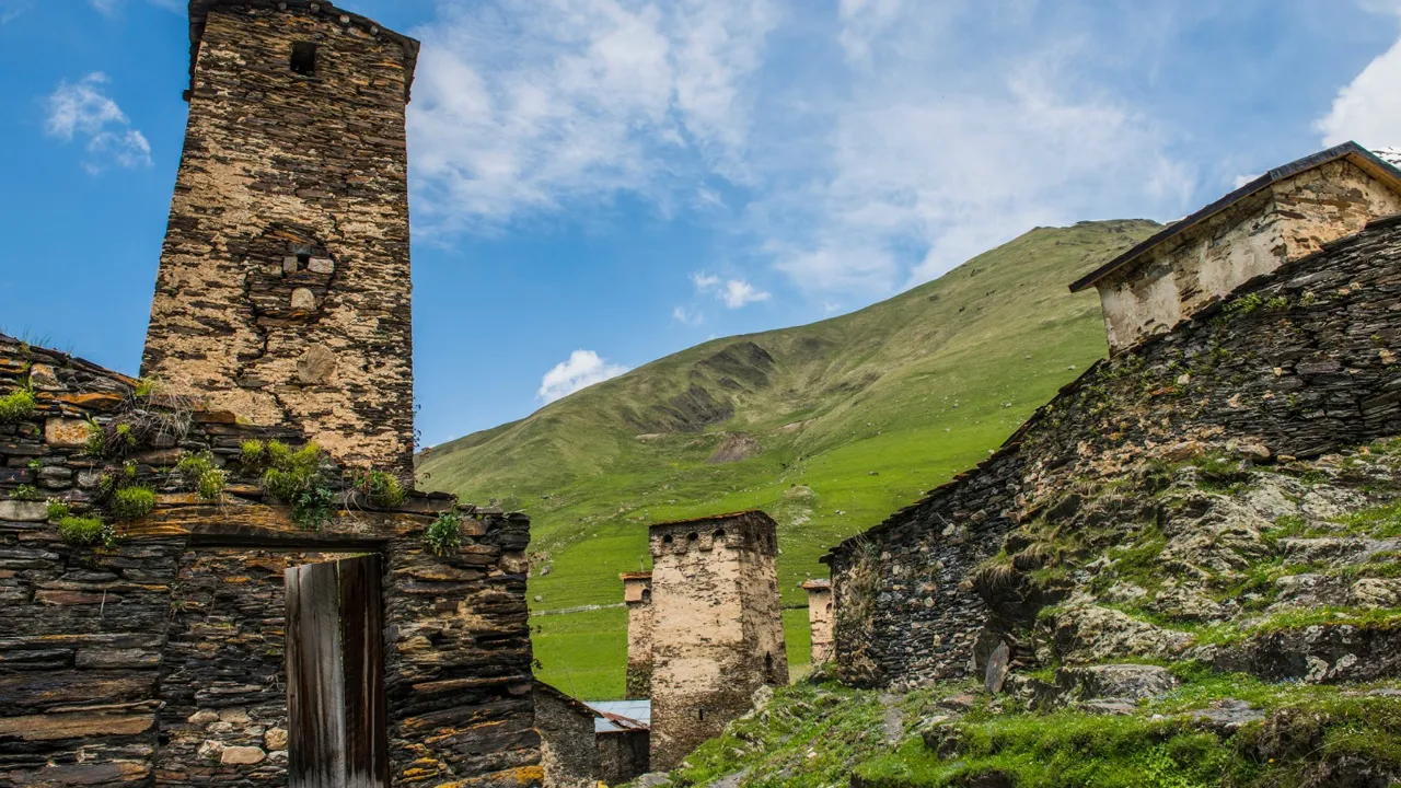 Den gamle middelalderby Ushguli i Georgien ligger i et åndeløst skønt landskab. Foto Karin Reif