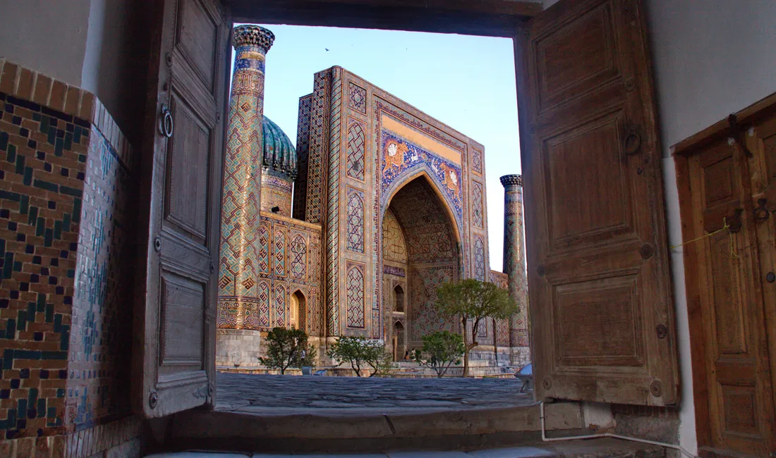 Udsigt til Registan pladsen i Samarkand. Foto Claus Bech