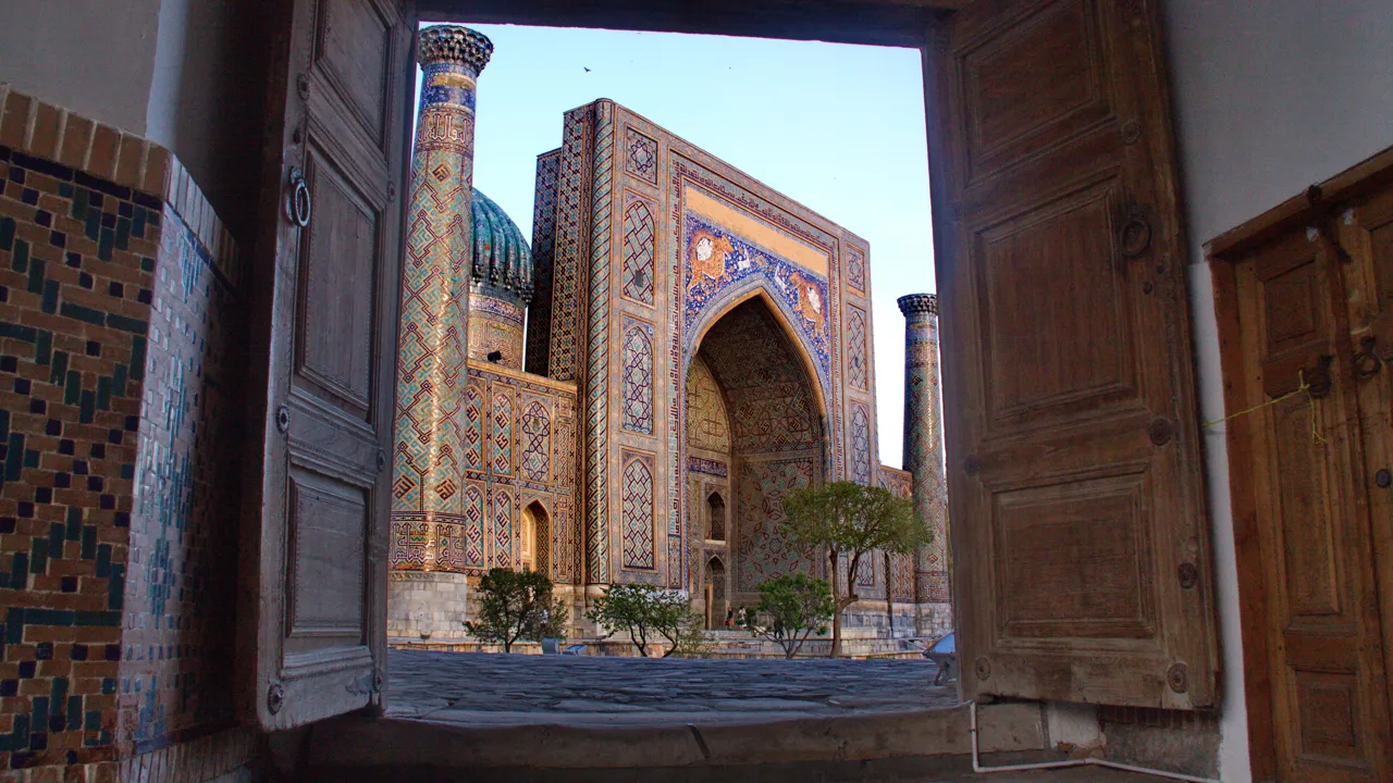 Udsigt til Registan pladsen i Samarkand. Foto Claus Bech