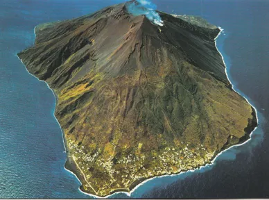 Stromboli med det rygende krater set fra luften.