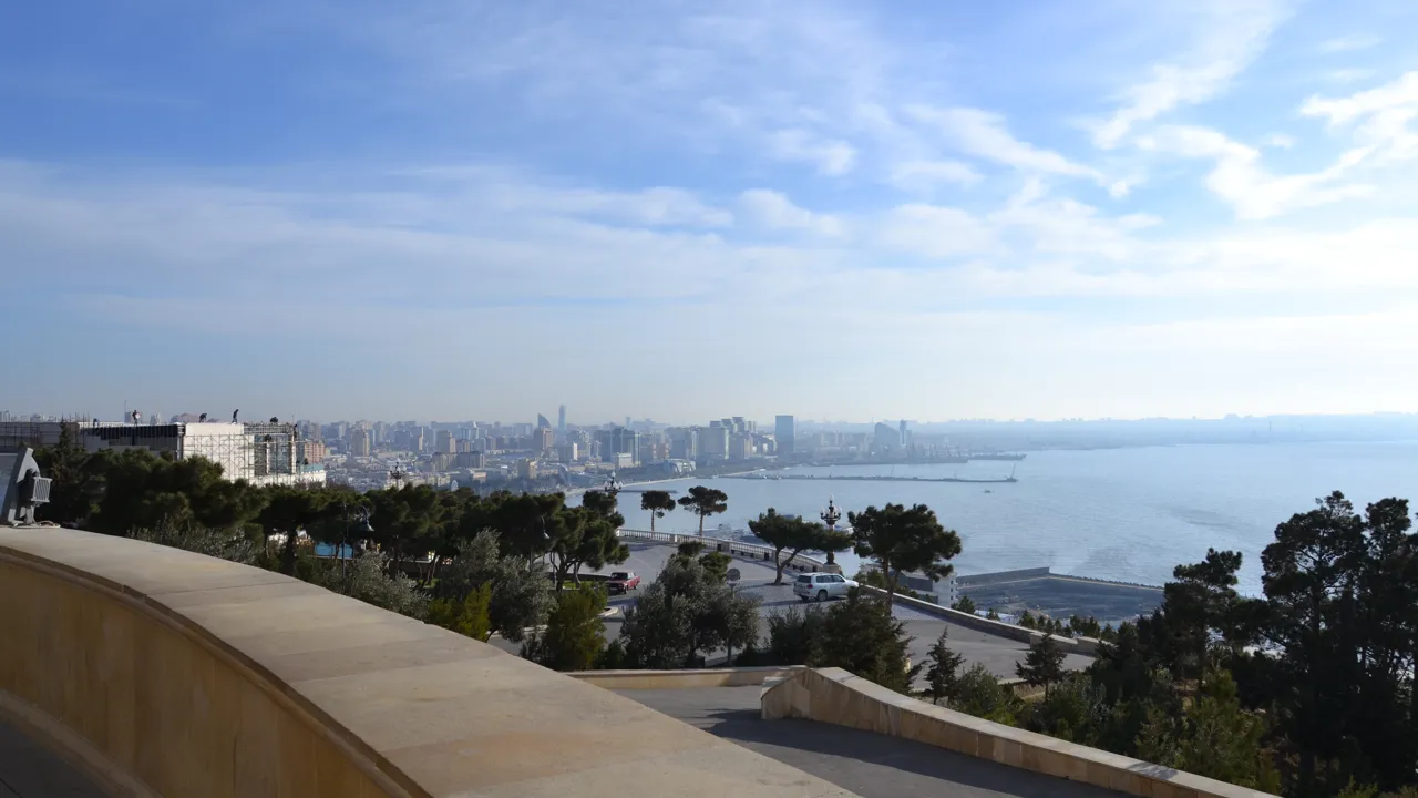 Der er smuk udsigt ud over havnen i Baku. Foto Gert Lynge Sørensen