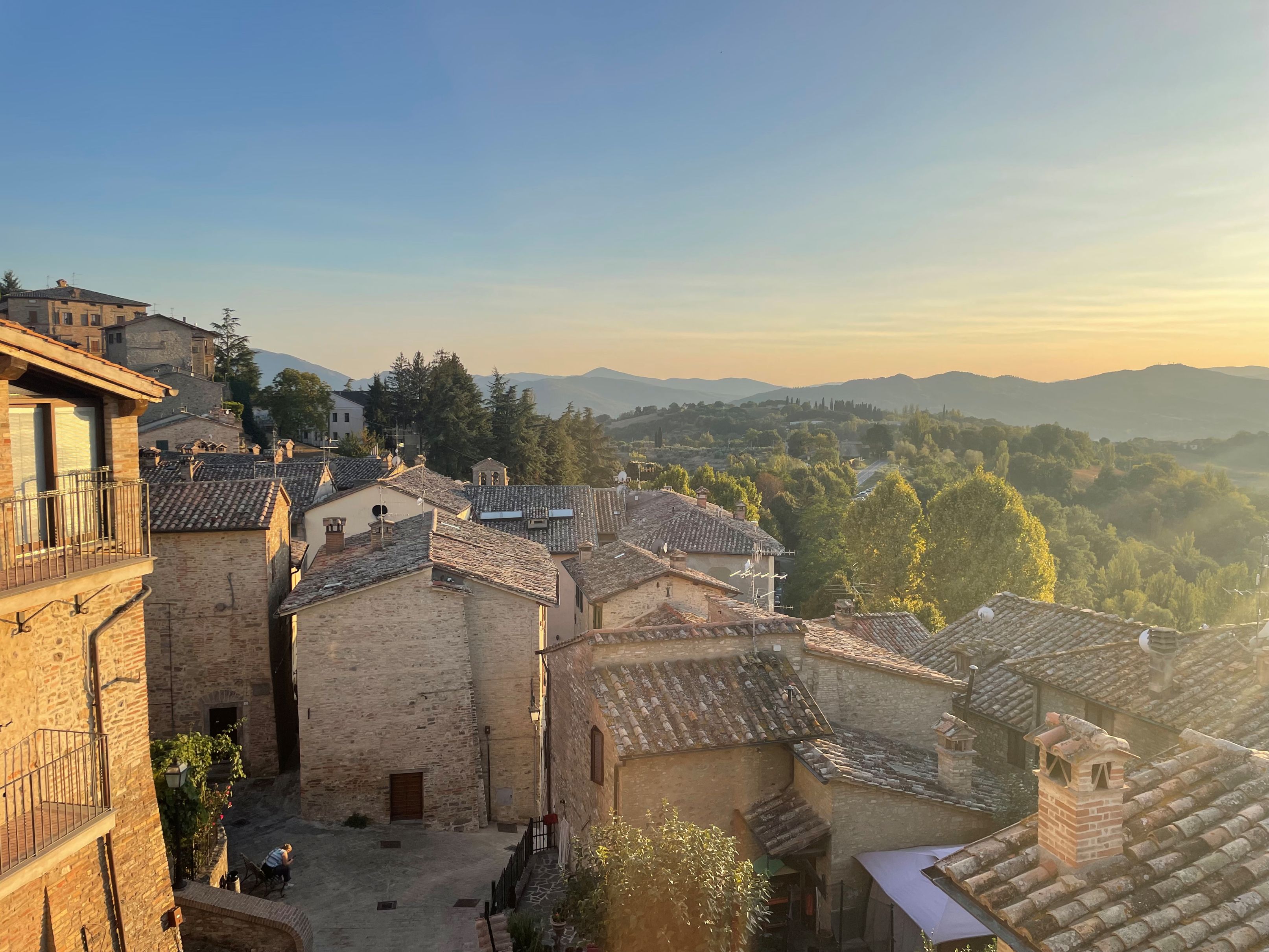 Solnedgang over smukke Montone. Foto Henriette Jensen