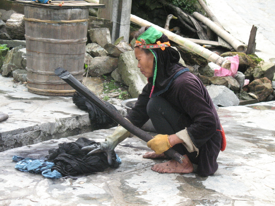 Miao-folket farver deres farver med indigo. Foto Kirsten Gynther Holm