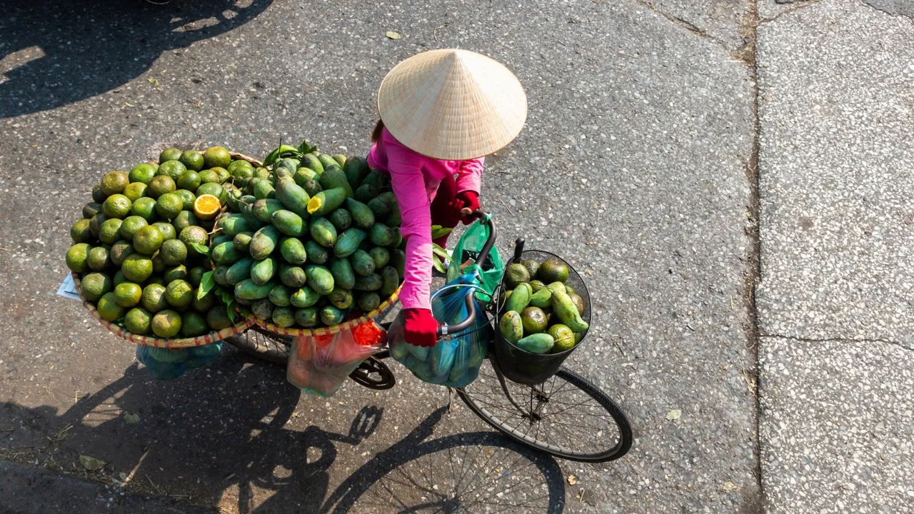 Cykler, scootere og friske frugter er allestedsnærværende i Hanoi.