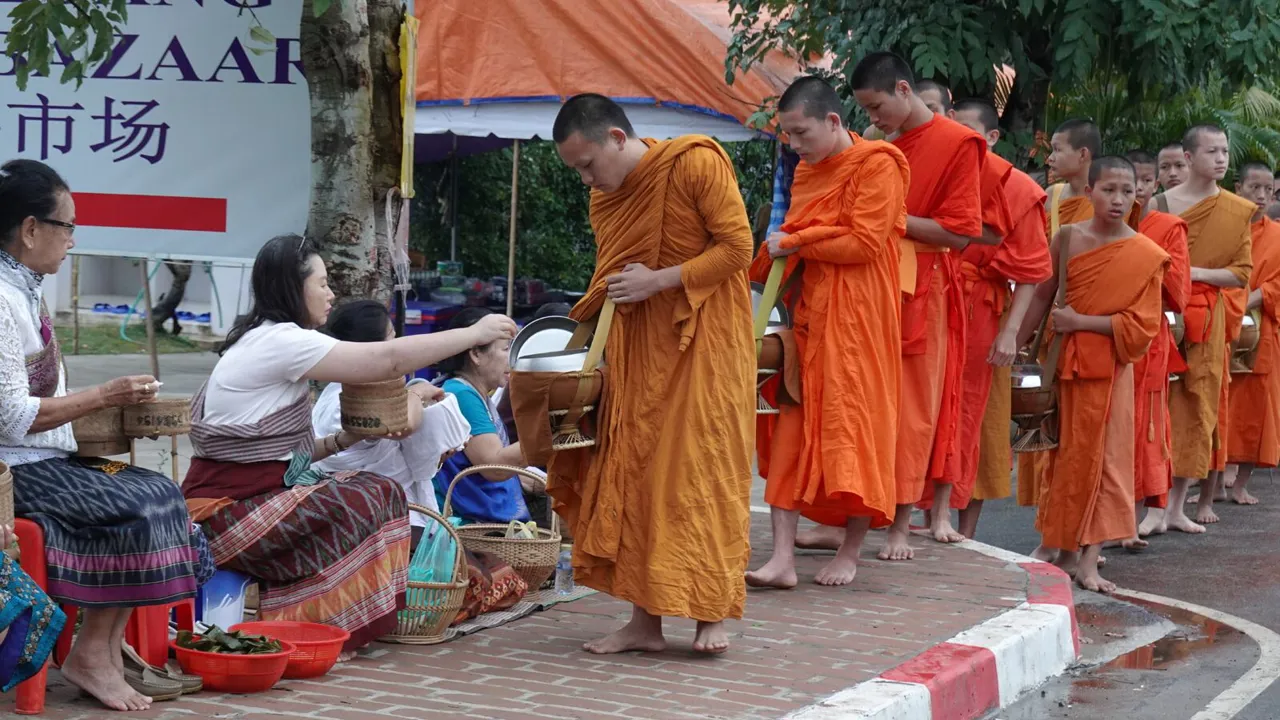 Vi oplever munkenes morgenritual i Luang Prabang. Foto Claus Christensen