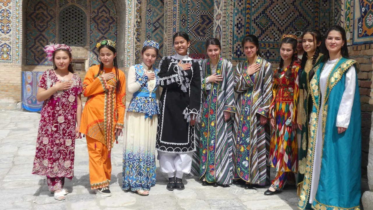 En flot unge gruppe kvinder i i Sher Dora Madrassa, Samarkand. Foto Michael Høeg Andersen
