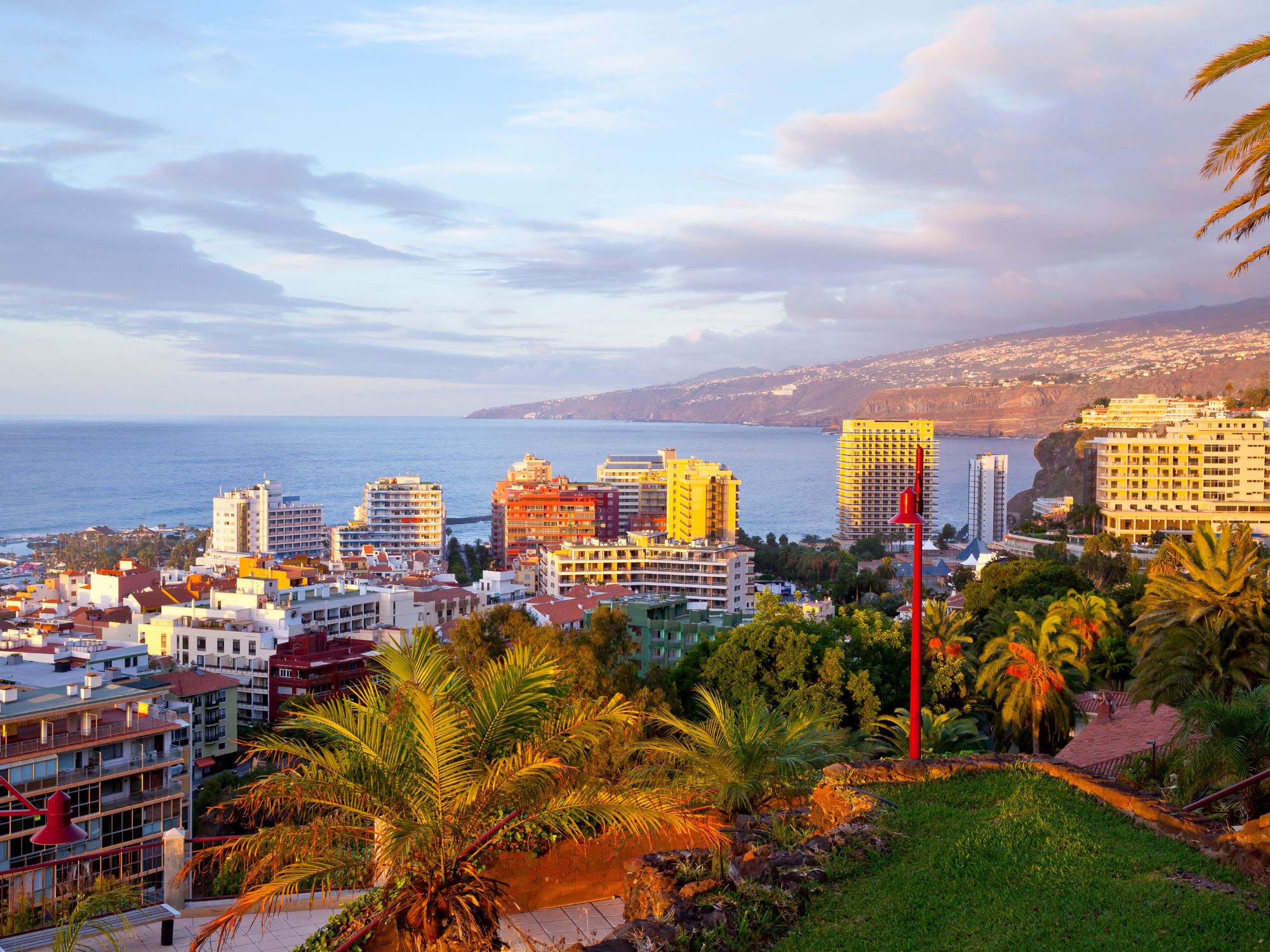 Udsigt over Puerto de la Cruz, hvor vi bor hele ugen. Foto Viktors Farmor