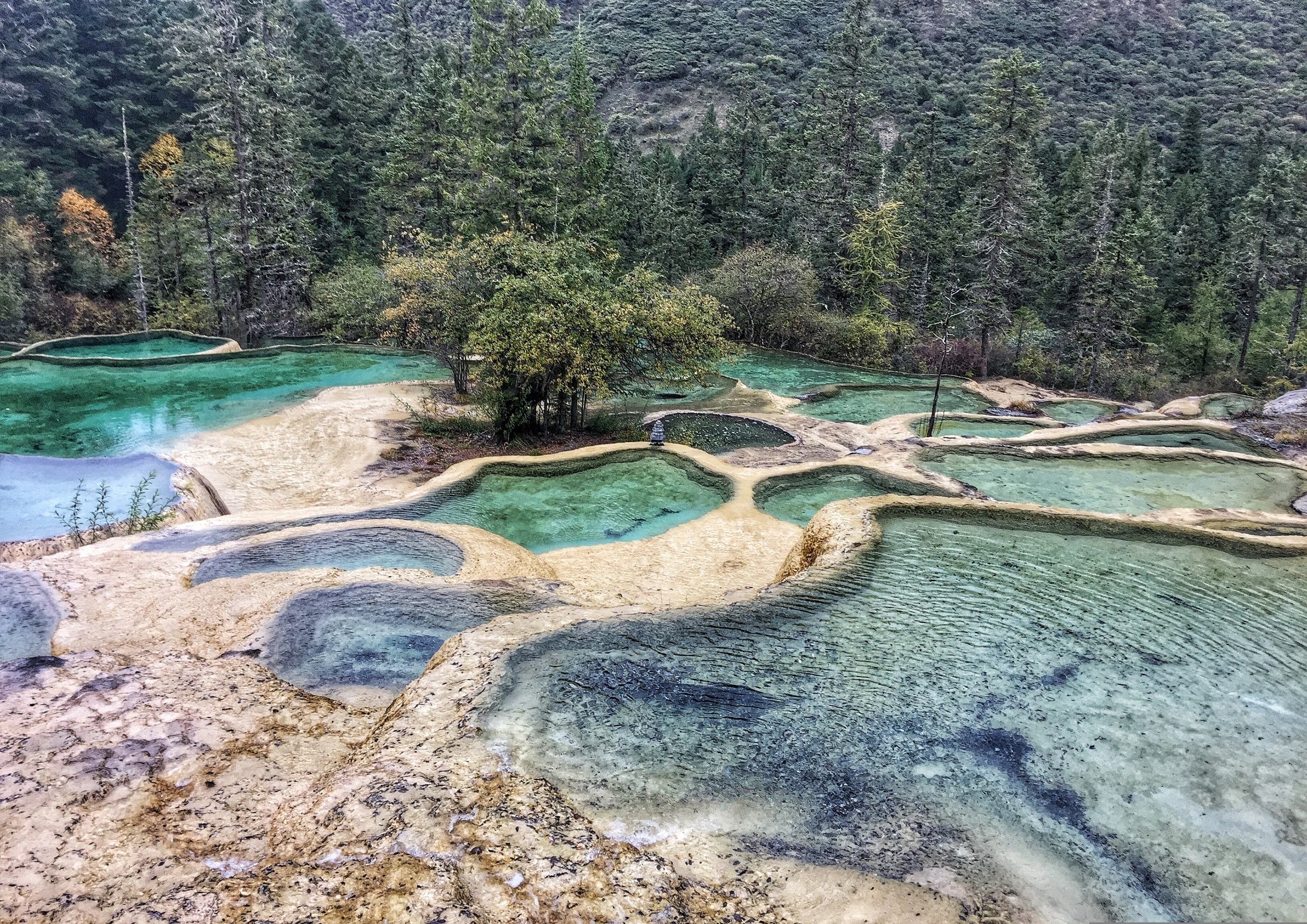 Huanglong har en af verdens mest spektakulære travertinterrasser. Foto Carsten Lorenzen