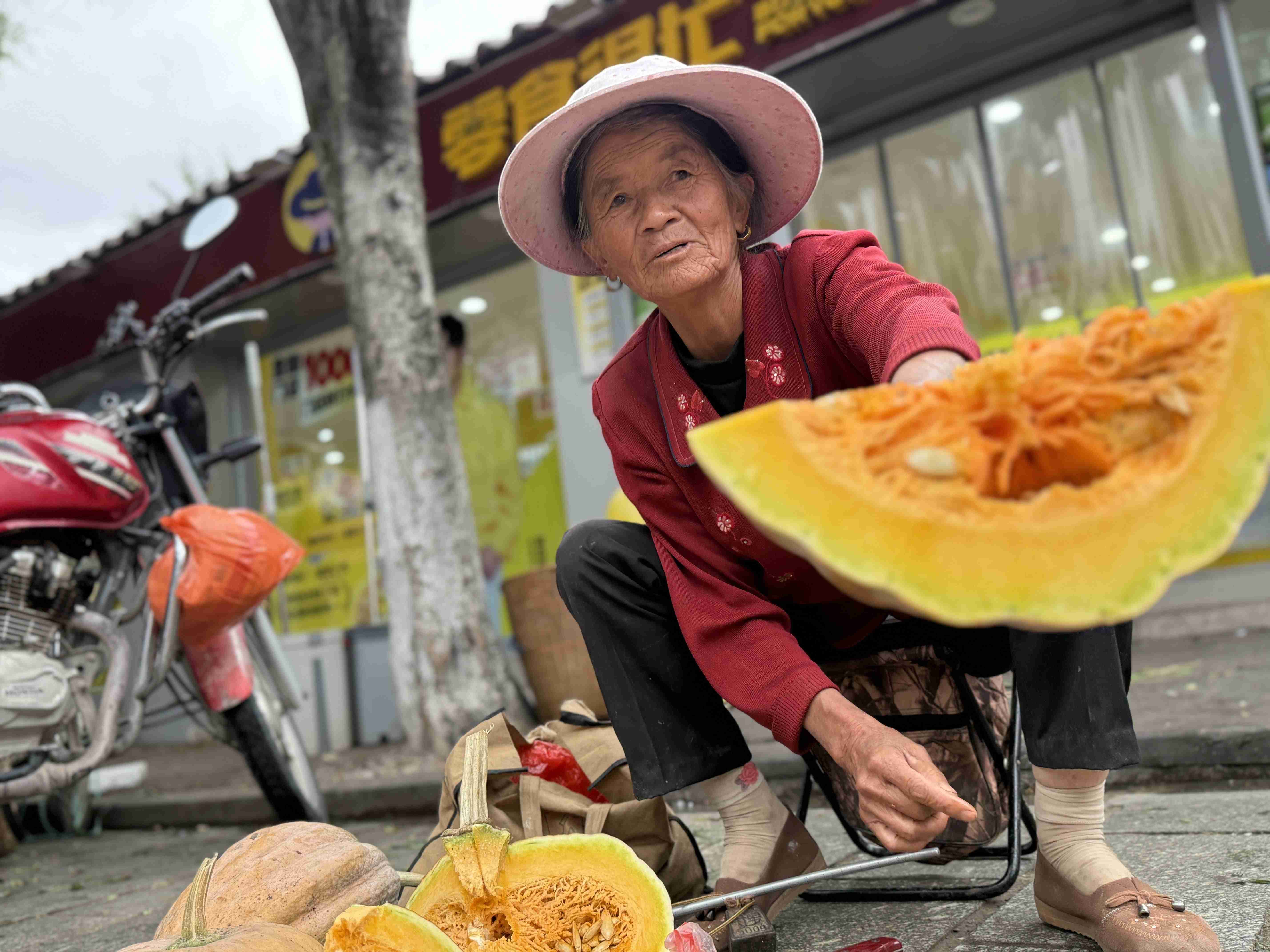Det lokale lørdagsmarked i Dali er i fuld gang. Foto Signe Bjørnskov Mynster