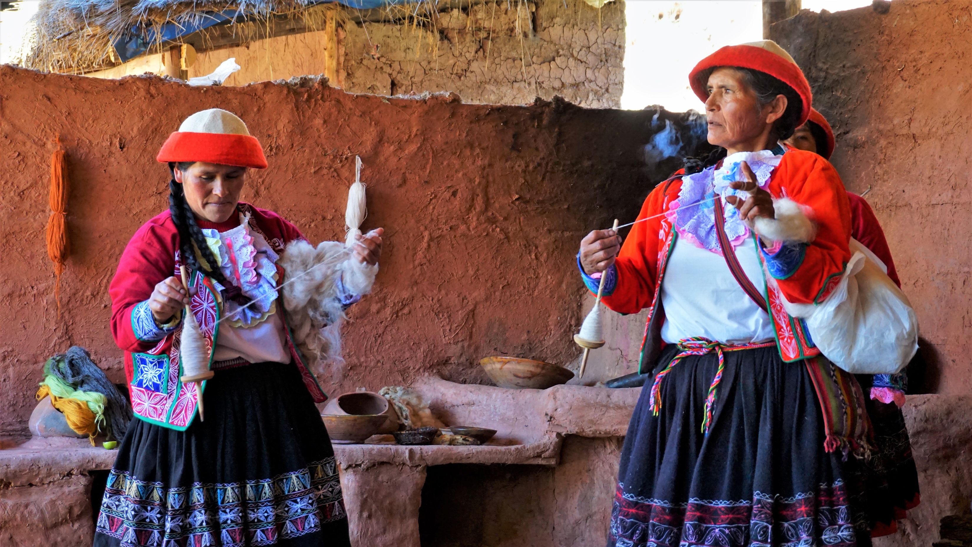 Kvinder på arbejde i farverige dragter i Den Hellige Dal. Foto Kathrine Svejstrup