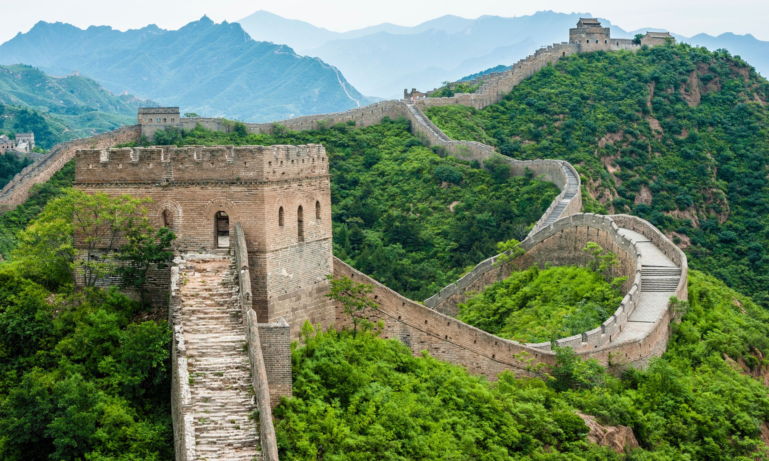 Den Kinesiske Mur bugter sig som en drage over bakkekamme og gennem dale og danner et utroligt forsvarsværk. Foto Viktors Farmor