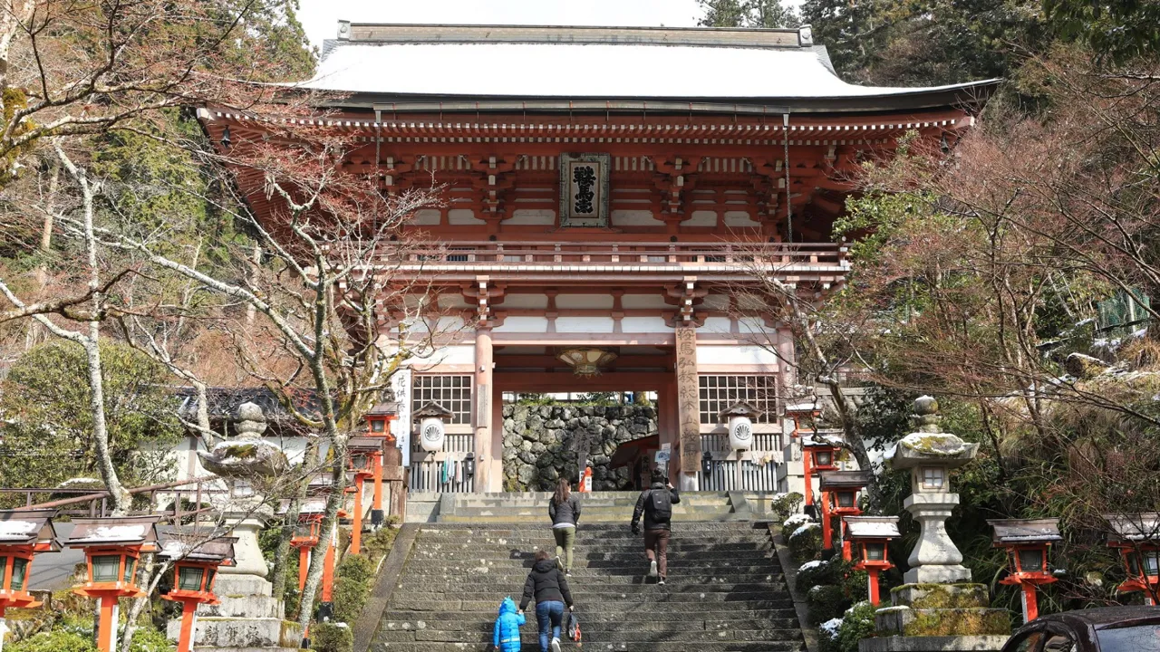 Porten til Kurama-dera i bjergene udenfor Kyoto. Foto Anders Stoustrup