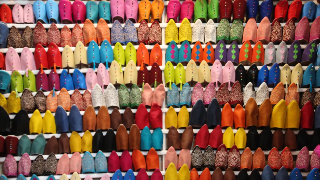 Tøfler i alverdens farver i medinaen i Marrakesh. Foto Flemming Pedersen